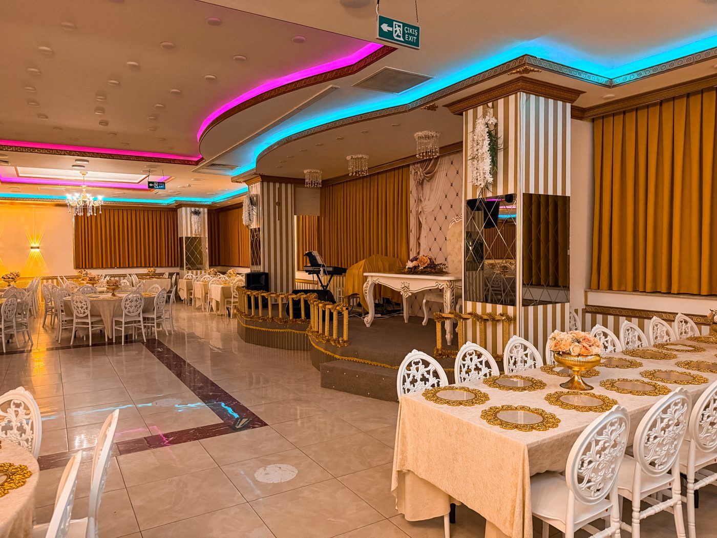 Büyük Salon sahne ve gelin damat bölümü